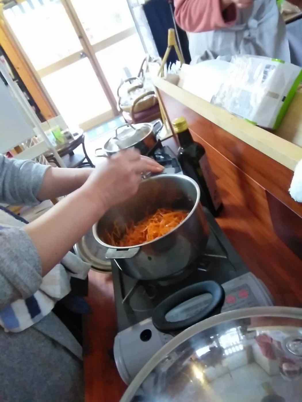 料理教室で鍋を火にかけているところ