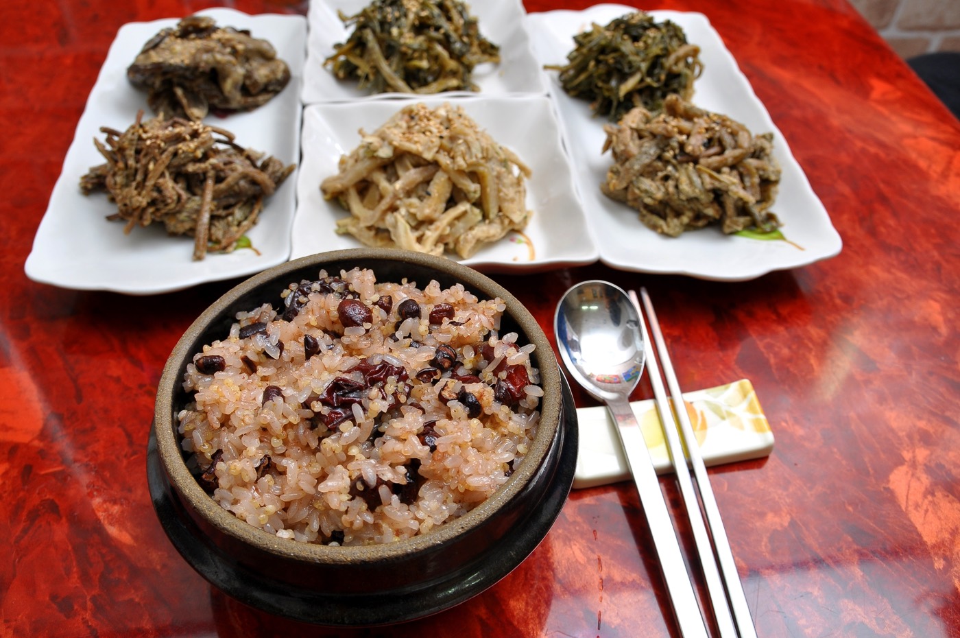 五穀ごはんと野菜のおかず